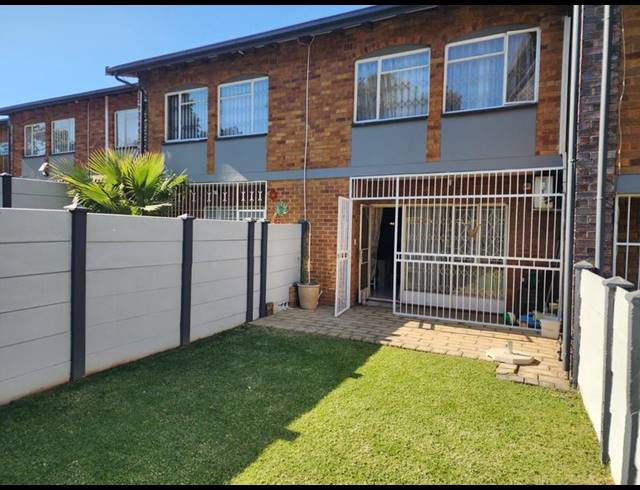 2 BEDROOM TOWNHOUSE FOR SALE IN SOUTH CREST